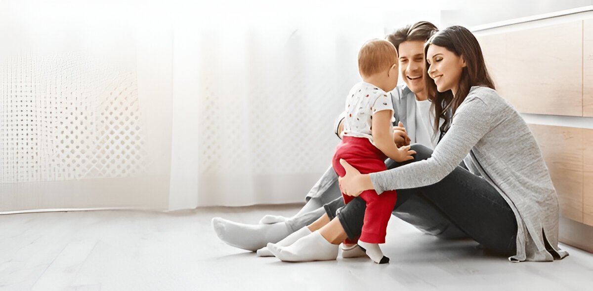 Famille heureuse faisant des économies d'énergie